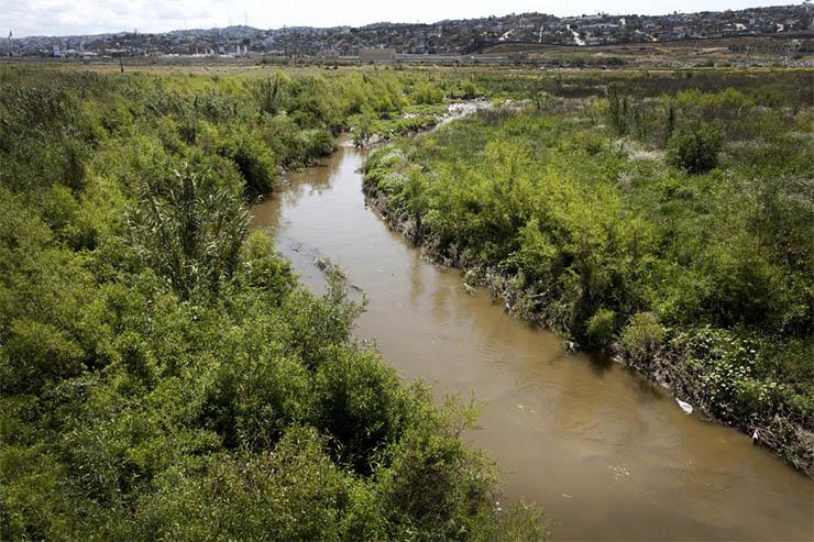 مياه نهر تيخوانا الملوثة