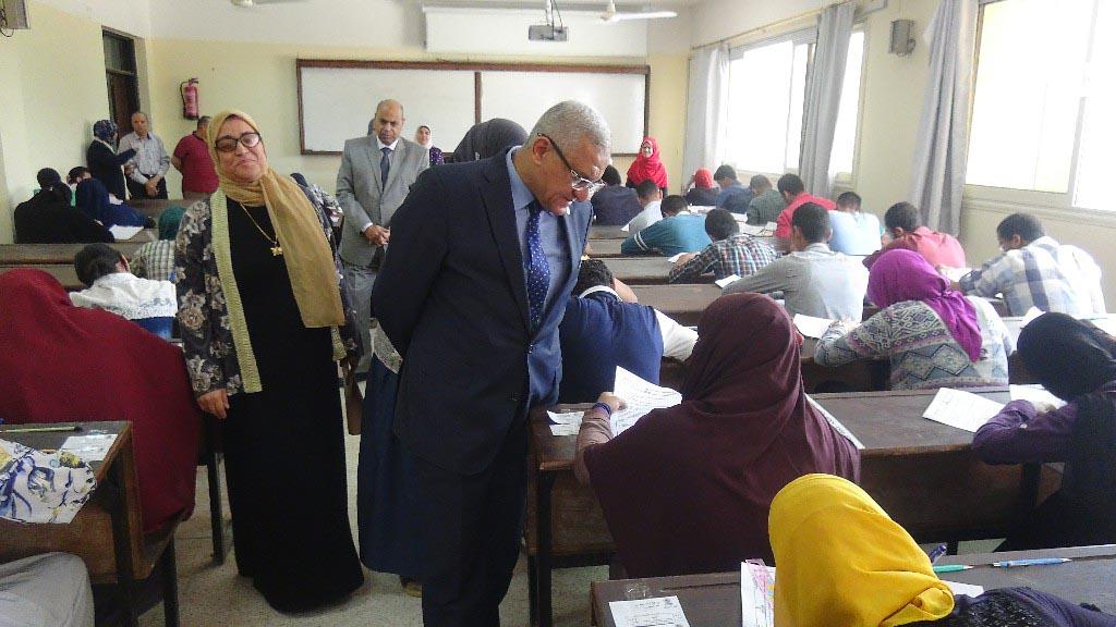 رئيس جامعة المنيا يتفقد امتحانات كلية التموريض