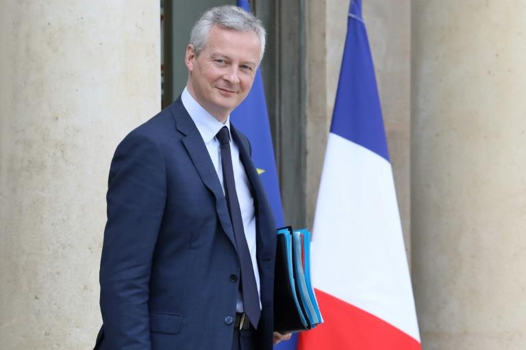 وزير المالية الفرنسي برونو لومير يغادر قصر الإليزي