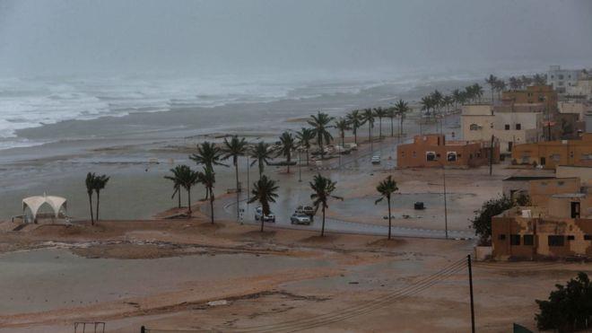 إعصار مكونو يقترب من شواطئ صلالة
