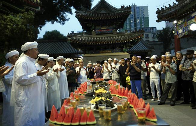 هكذا يقضي المسلمون ليالي رمضان في الصين