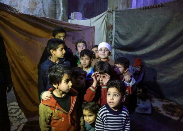 أطفال سوريون في قبو يستخدمونه كملجأ مؤقت للحماية م
