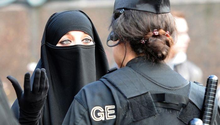حظر ارتداء النقاب بالأماكن العامة