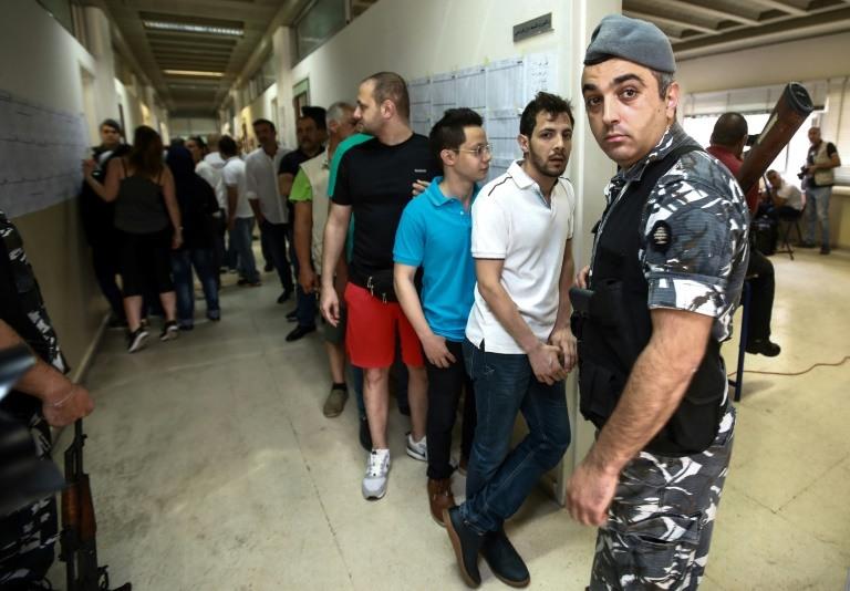 لبنانيون يصطفون امام مكتب اقتراع في بيروت للادلاء 