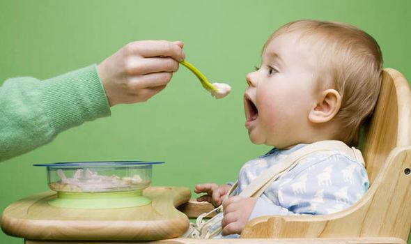 ما هو السن المناسب لبدء إطعام طفلك؟