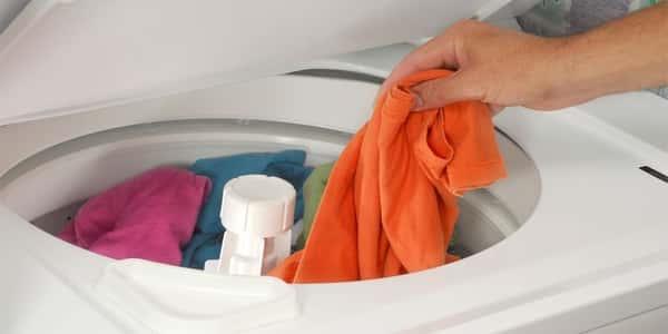 غسل الملابس بالمياه الباردة خطر على حياتك لهذا الس