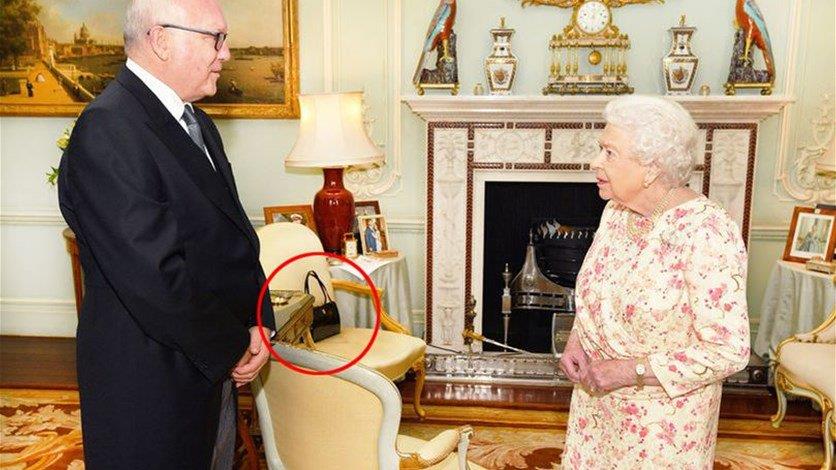  ماذا تعني الإشارة السرية للملكة إليزابيث بترك حقب
