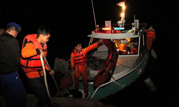 جانب من عمليات إنقاذ اضحايا غرق العبارة في إندونيس