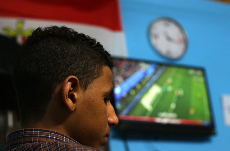 أحد المكفوفين أثناء مشاهدة مباراة مصر وروسيا