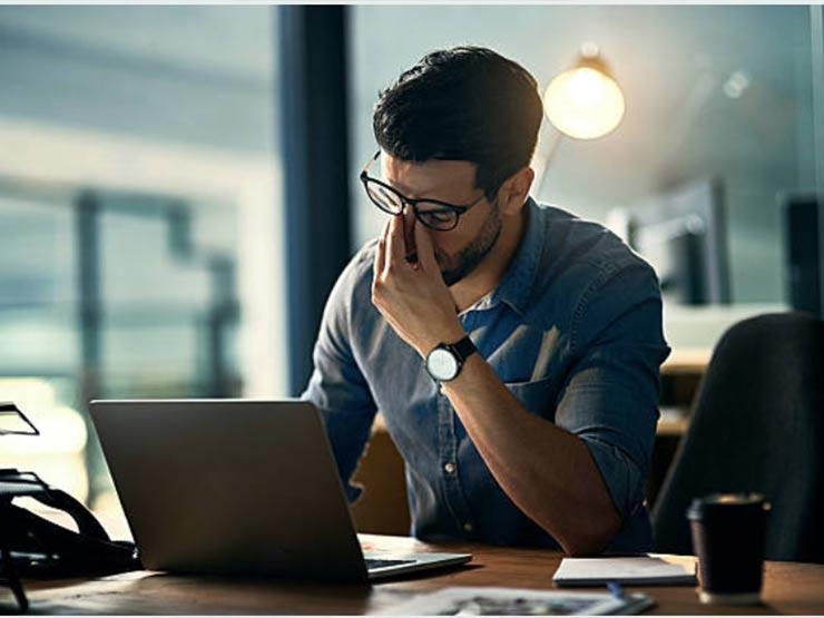 مخاطر "كبت المشاعر" على صحتك في مكان العمل
