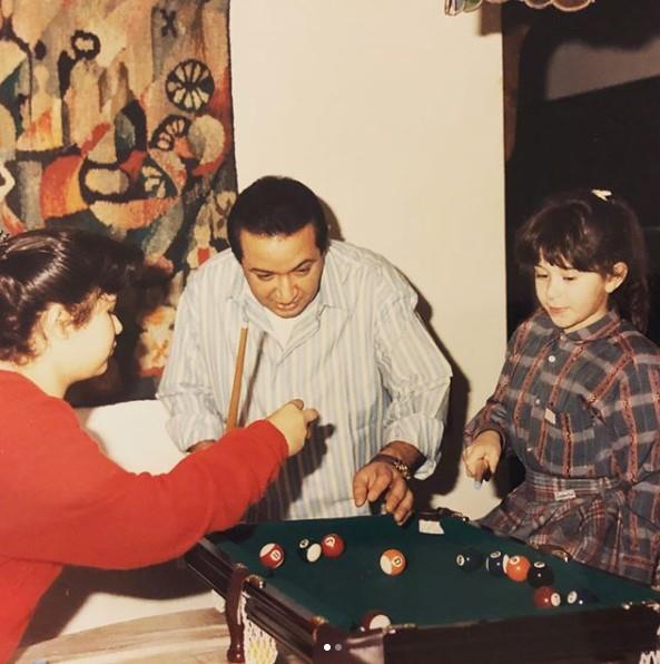 مي نور الشريف تلعب البلياردو مع والدها