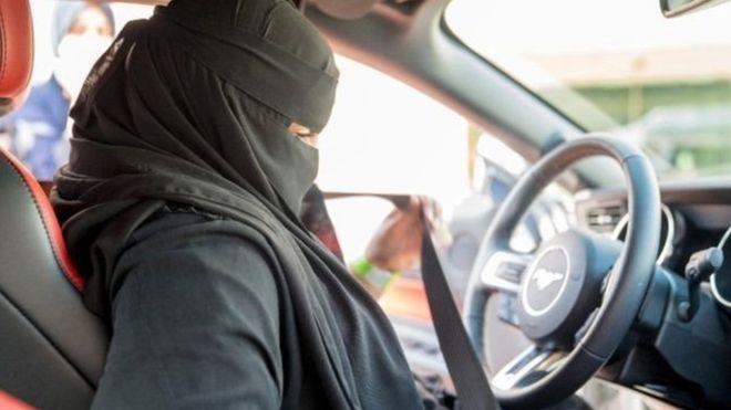 سيدة سعودية تقود سيارة - صورة ارشيفية