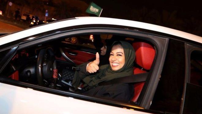 يرى كثيرون أن منح المرأة السعودية حق قيادة السيارا