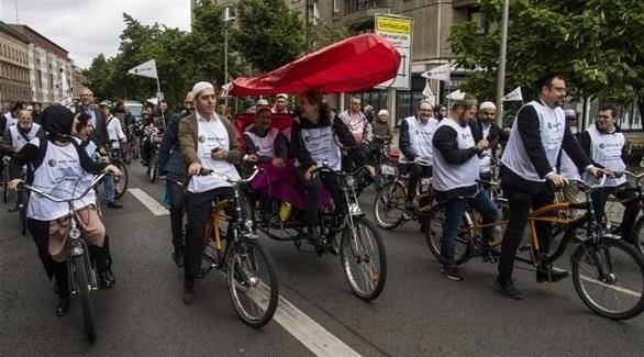 أئمة وحاخامات في مسيرة دراجات هوائية في برلين