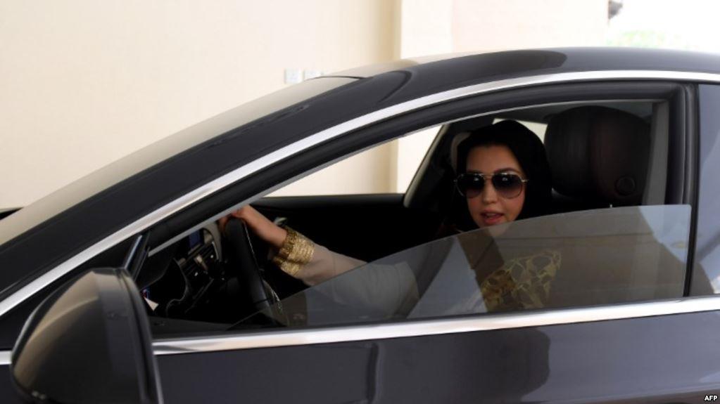 أول إمرأة سعودية قامت بقيادة سيارتها فور تفعيل الأ