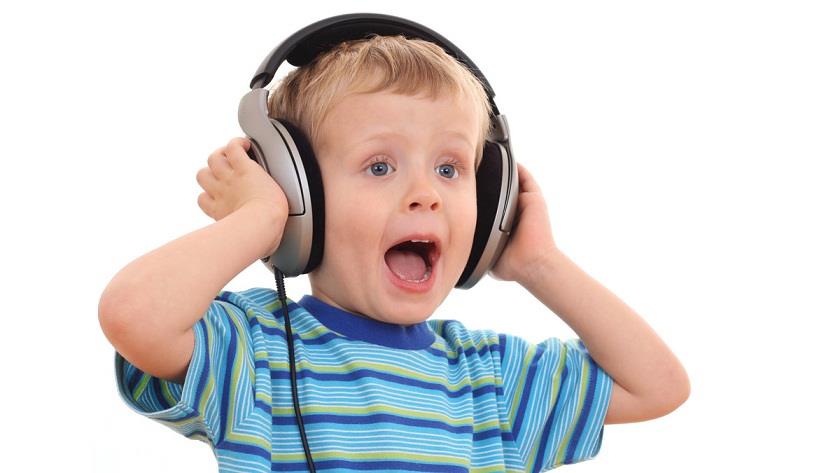 تحذير.. "سماعات الأذن" قد تضر أطفالكم