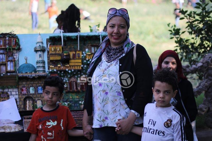 فاطمة و والديها لمقابلة اللاجئين بحديقة الأسماك
