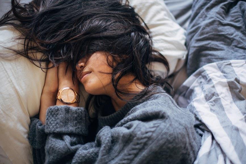  لماذا قد يعرضك ربط شعرك أثناء النوم إلى مشاكل صحي