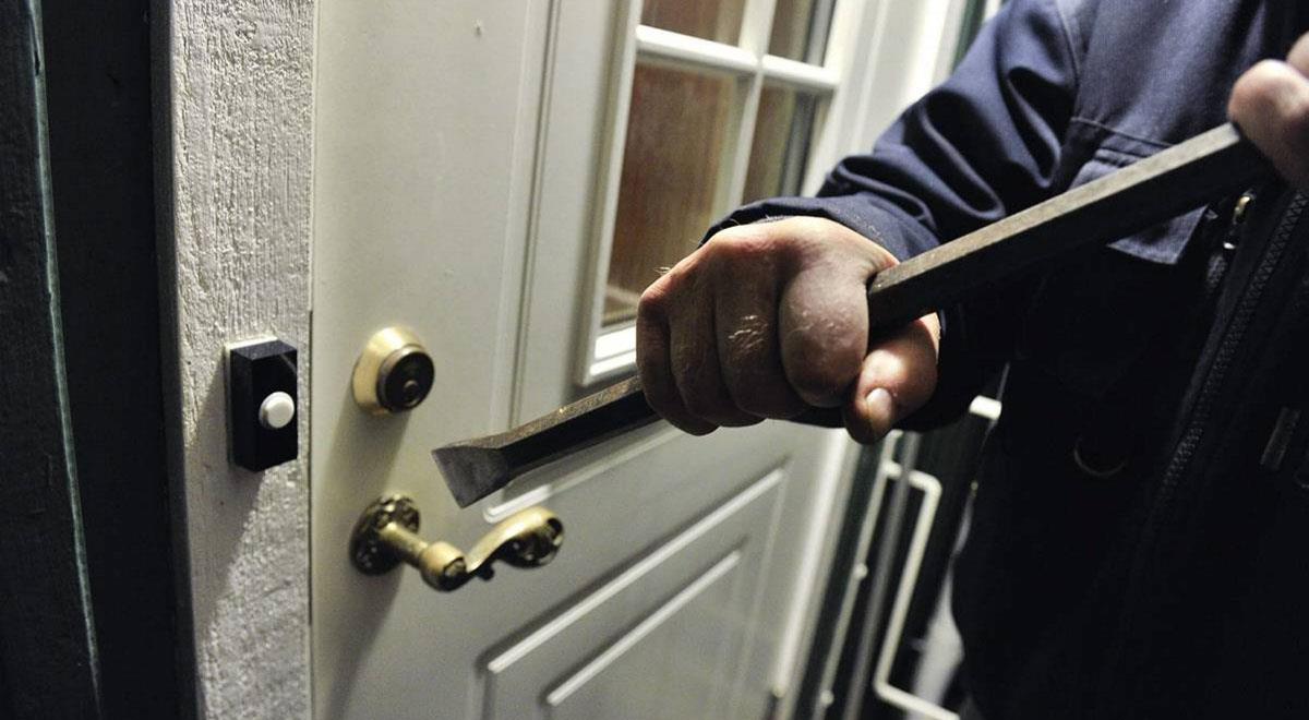 نصائح خبراء لحماية منزلك من السرقة أثناء غيابك