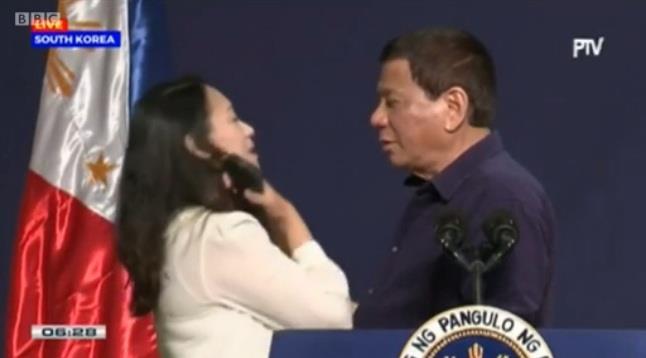 قبلة الرئيس الفلبيني تثير الجدل