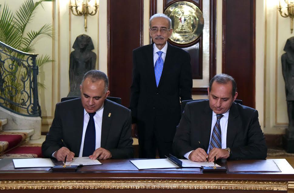 رئيس البنك الأهلي ووزير الري خلال توقيع البروتوكول