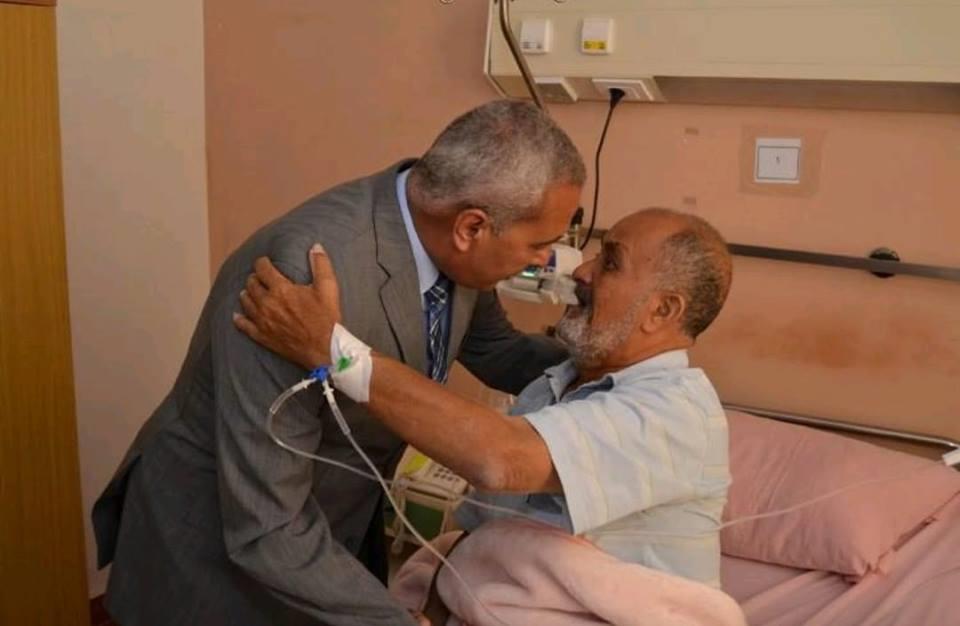 محافظ السويس خلال زيارة عبد المنعم قناوي بالمستشفى