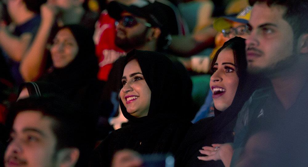 بالفيديو:عرض أزياء يثير الجدل في السعودية..والسبب