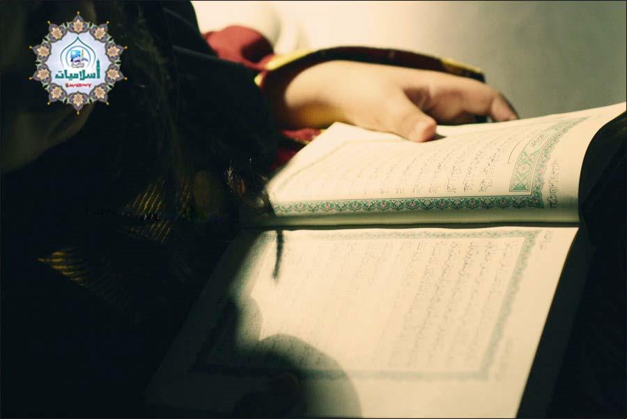 هل يجوز كشف المرأة رأسها أثناء قراءة القرآن؟
