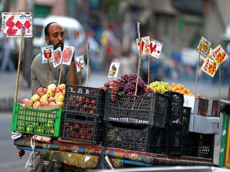 صورة أرشيفية لبائع فاكهة بوسط القاهرة