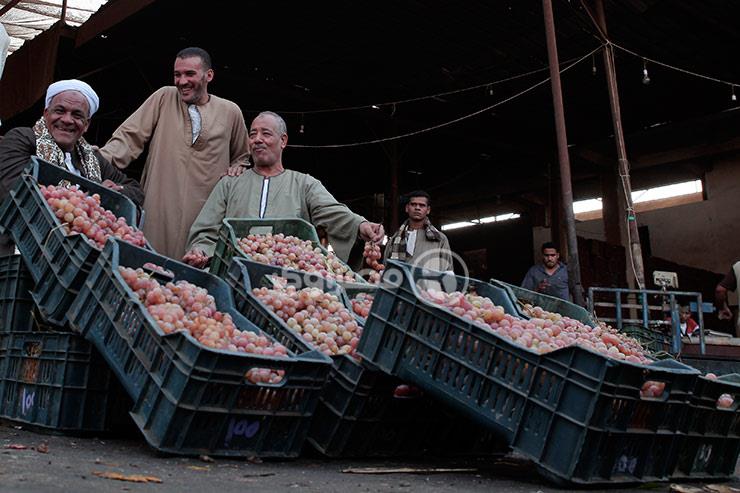 تجار فاكهة في سوق 6 أكتوبر