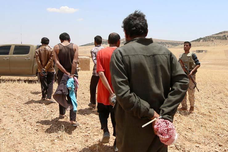 مقاتلون من داعش في طريقهم إلى السجون بمدينة منبج ا