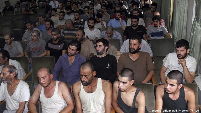 معتقلون في إحدى القاعات في دمشق في سبتمبر/ أيلول 2