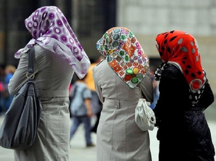 أستاذة بجامعة إسبانية تطلب من طالبتين خلع الحجاب..