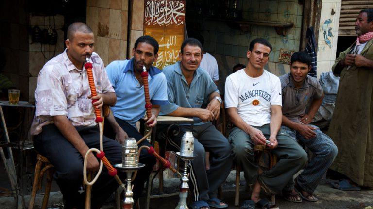 مجموعة من المصريين يشربون الشيشة على أحد المقاهي
