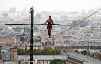 بالفيديو-  لاعبة مشي على الحبل تدهش سكان باريس بعر