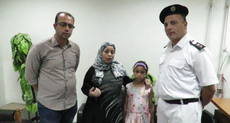 شرطة النقل تعيد طفلة تائهة لأسرتها بمترو العتبة