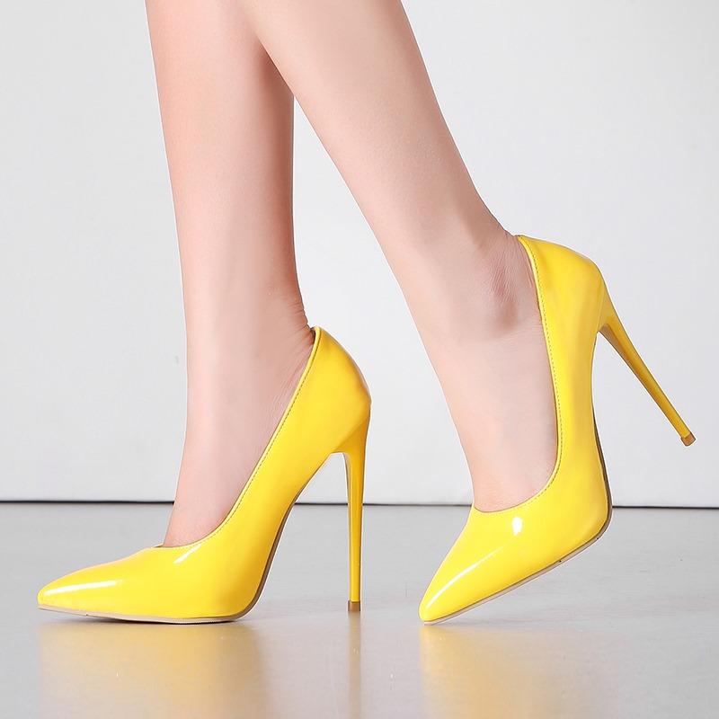 حذاء أصفر