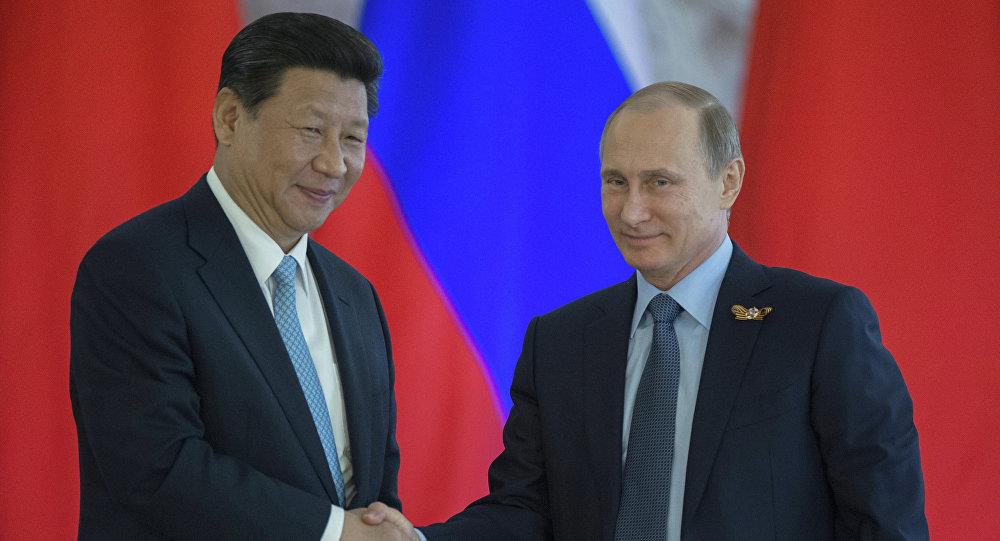 الرئيس الصيني شي جين بينج ونظيره الروسي فلاديمير ب