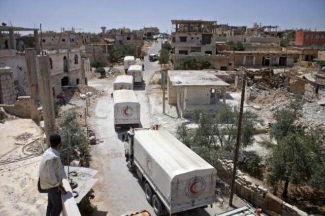 شاحنات تابعة للهلال الاحمر السوري تنقل مساعدات انس