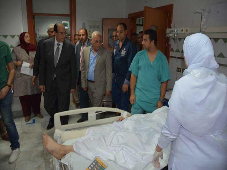 الدكتور أحمد الشعراوي خلال إطمئنانة على المصابين