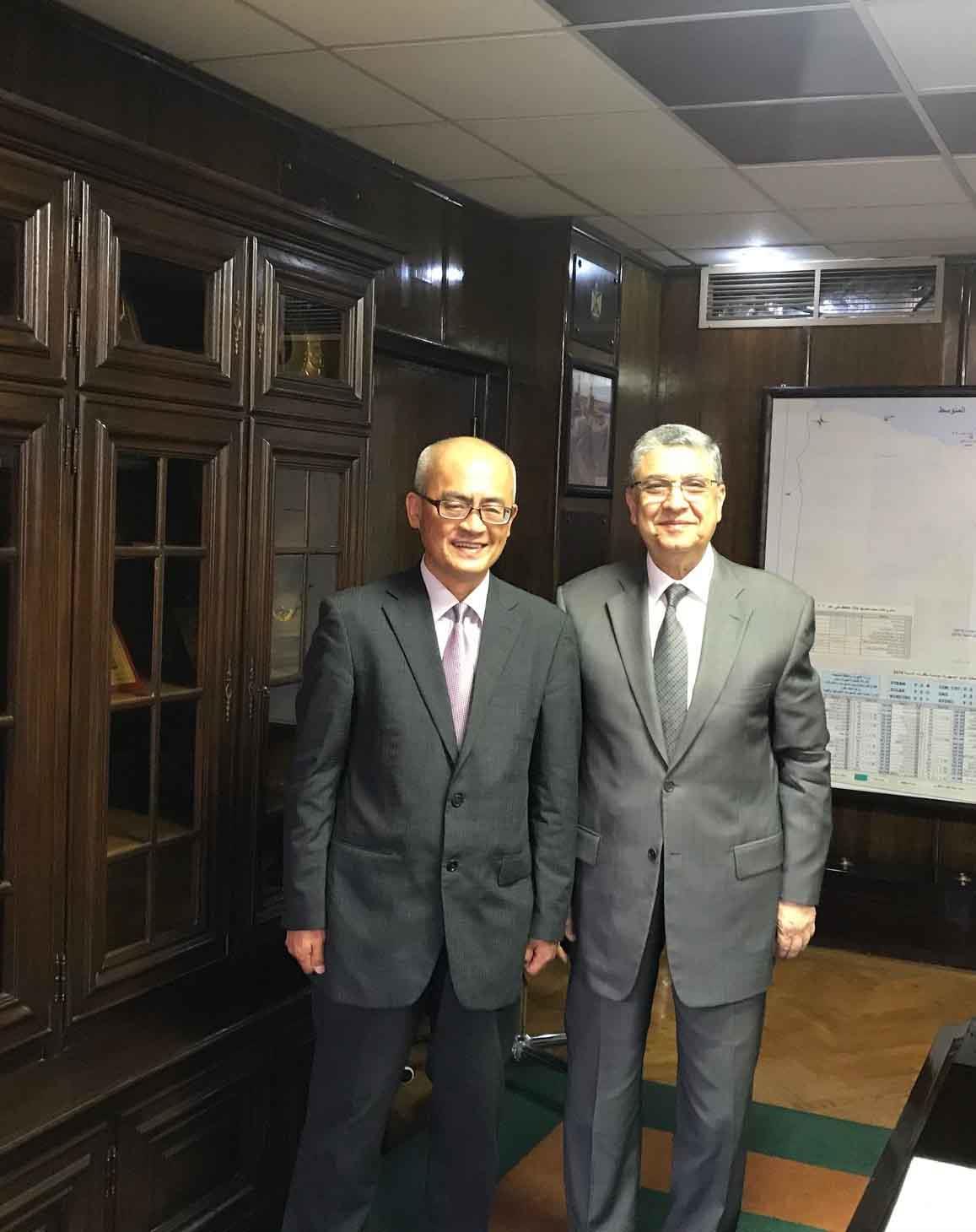 وزير الكهرباء مع ممثل شركة هيتاشي ليميتد اليابانية