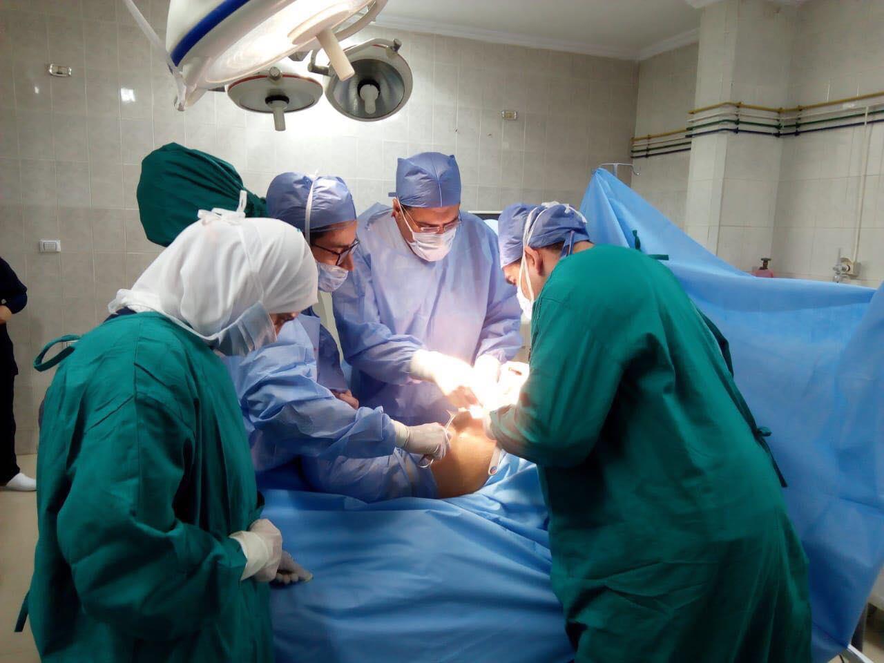 فريق طبي يجري جراحة لأحدي حالات قوائم الإنتظار