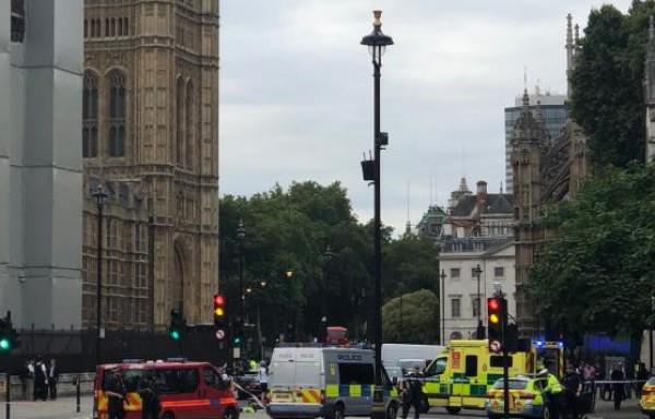 اصطدام سيارة بحاجز أمام البرلمان البريطاني