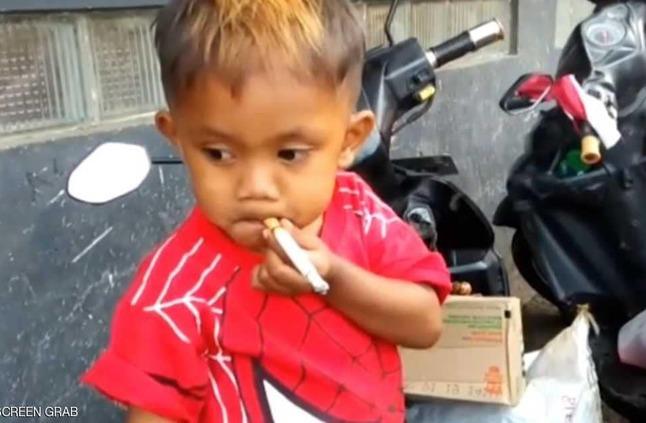 بالفيديو.. طفل عمره عامان يدخن 40 سيجارة يوميًا