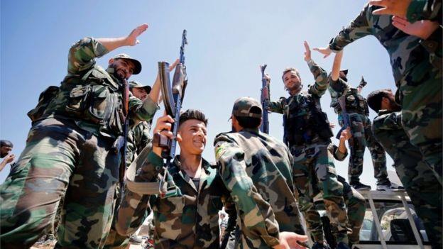 جنود الجيش السوري الحكومي يحتفلون باستعادة القنيطر
