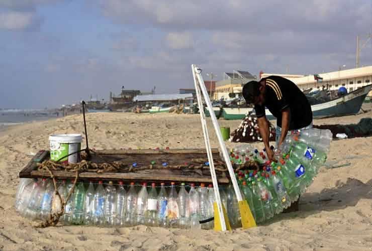 فلسطيني يتحدى الظروف ويصنع قارب من 700 زجاجة بلاست