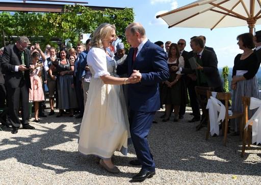 بوتين يرقص مع وزيرة خارجية النمسا