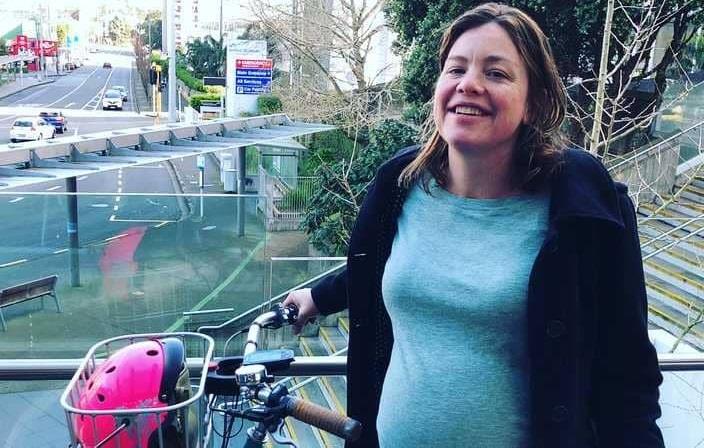  وزيرة نيوزيلندية تخوض "رحلة الولادة" على دراجة