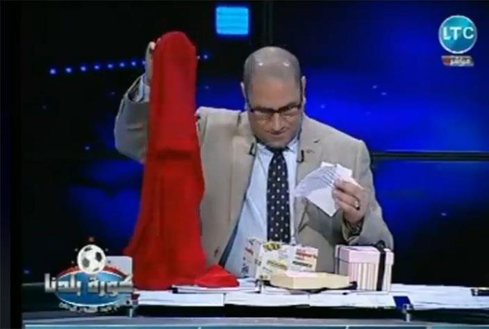 عبدالناصر يفتح صندوق الهديا