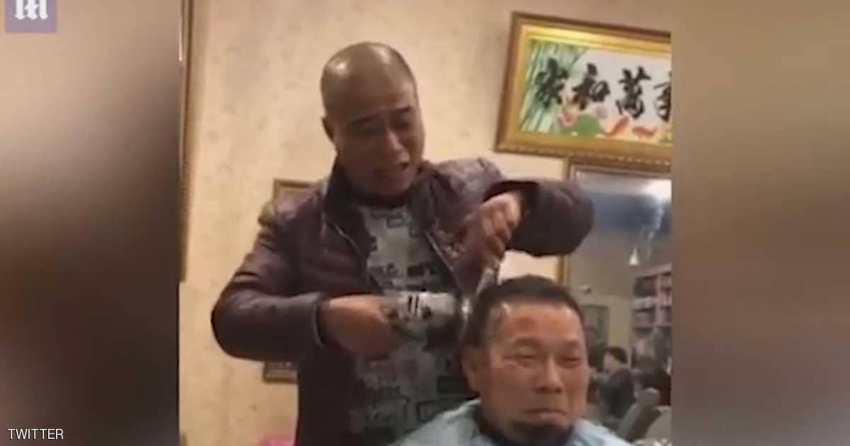 بالفيديو- حلاق صيني يخاطر بحياة زبائنه